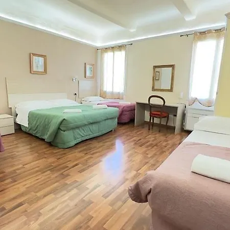 Piccolo Nel Centro Storico Di